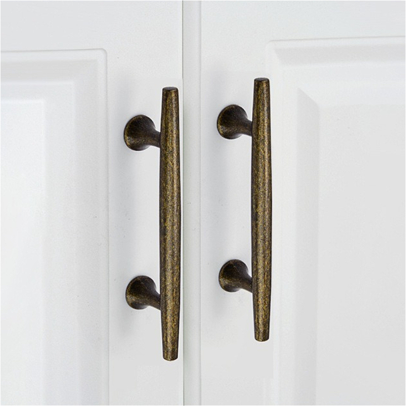 Französischer Vintage-Kleiders – Furniture Hardware And Fittings Bewertung und Preis